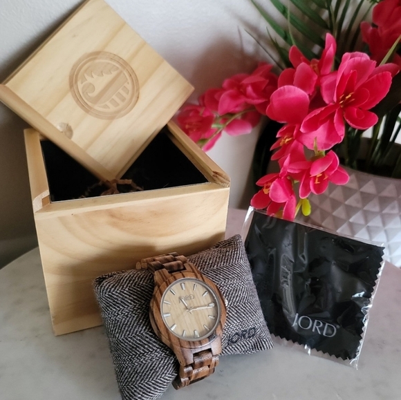 Accessories - NWOT Jord wooden unisex watch in wooden box. Watch made of real wood.